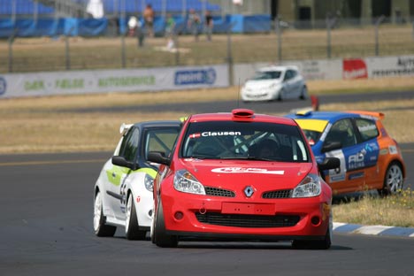 Martin Clausen er her foran Claus Christensen og Martin Frederiksen. Men han mangler at indhente Per Poulsen, der har fået et solidt forspring i Renault Clio Cup forud for weekendens løb på Padborg Park.
